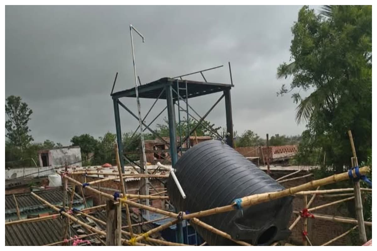 Madhubani News-babubarhi-murhaddi-nal-jal-water-tank-fall-due-to-storm-water-supply-stopped