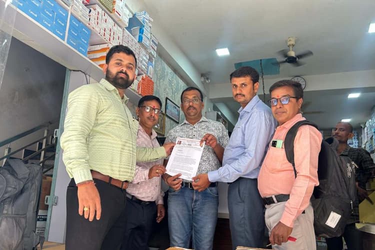 मधुबनी: दवा दुकानदारों के समर्थन में उतरे एमआर, राष्ट्रव्यापी हड़ताल को दिया पूर्ण समर्थन