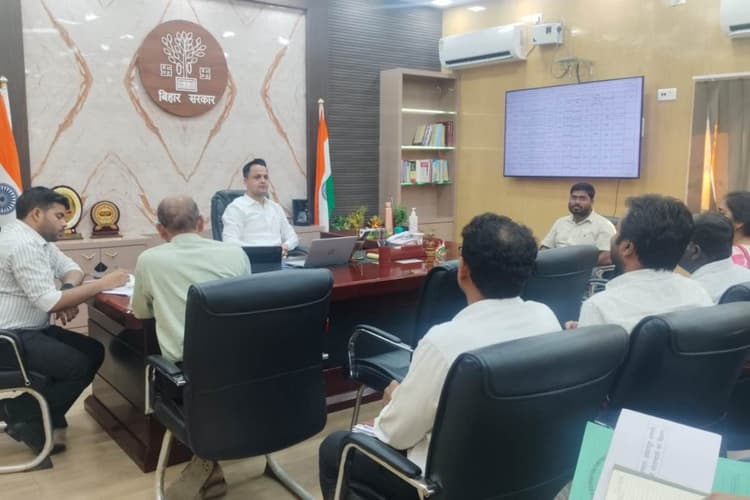 Madhubani News: जिलाधिकारी ने की टॉप-10 योजनाओं की समीक्षा, विकास कार्यों में तेजी लाने के निर्देश