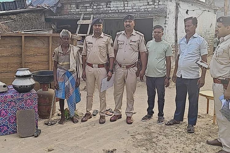 मधुबनी : पॉक्सो व बाल विवाह मामले के फरार आरोपित के घर कुर्की