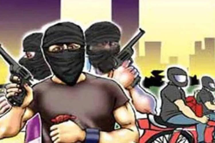 मधुबनी: सहरसा के अपराधी ने मधेपुर में युवक पर ताना कट्टा, ग्रामीणों ने मजा चखाया
