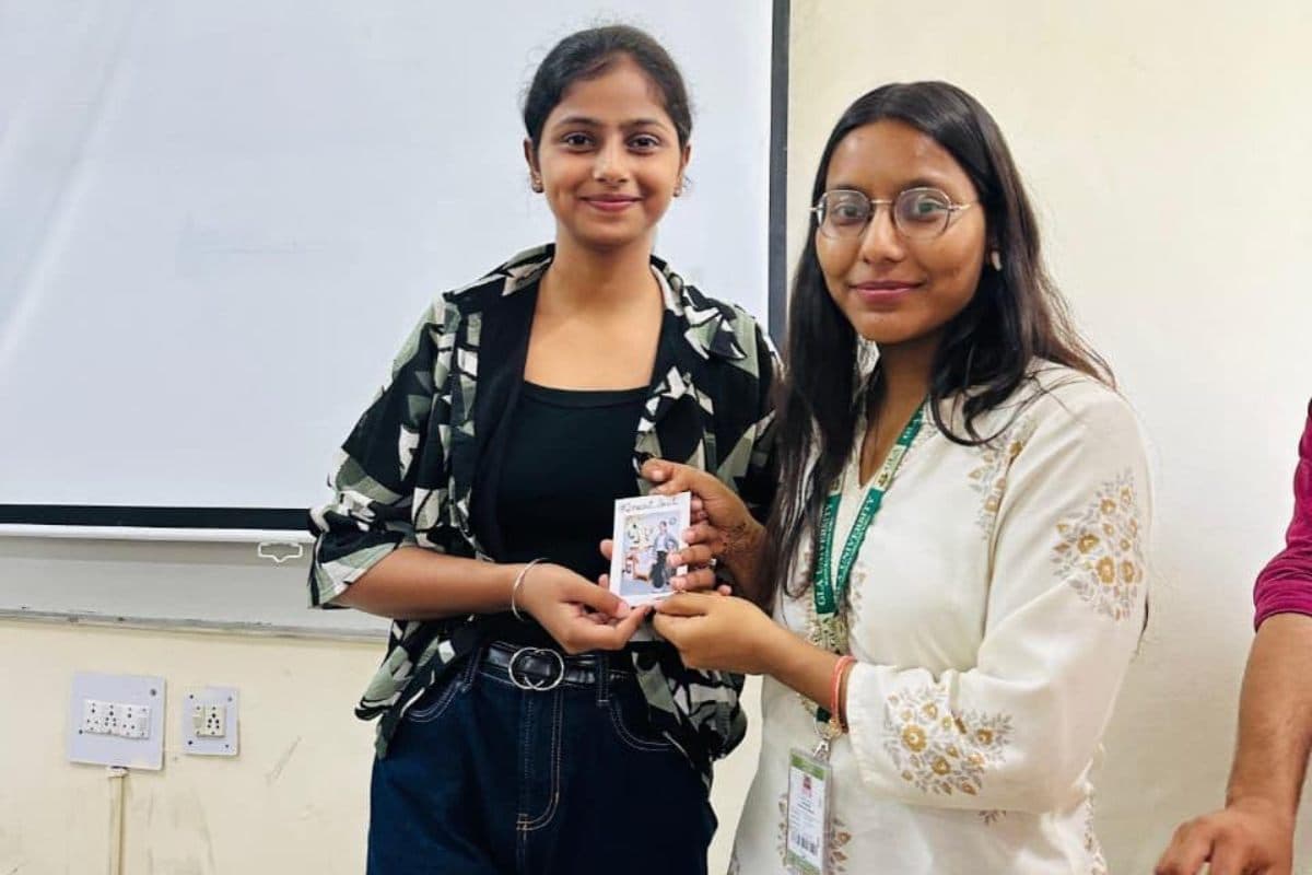 Madhubani News madhwapur girl siddhi honoured with shantipriya samman at gla university