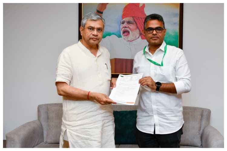 मधुबनी में ओवर ब्रिज निर्माण की मांग तेज, रेल मंत्री से मिले विधायक माधव आनंद