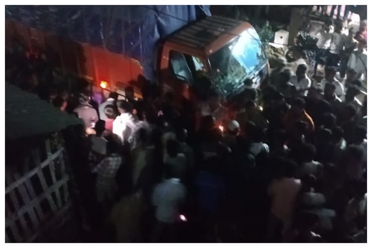Madhubani News: सड़क किनारे बैठे व्यक्ति को ट्रक ने रौंदा, इलाके में तनाव