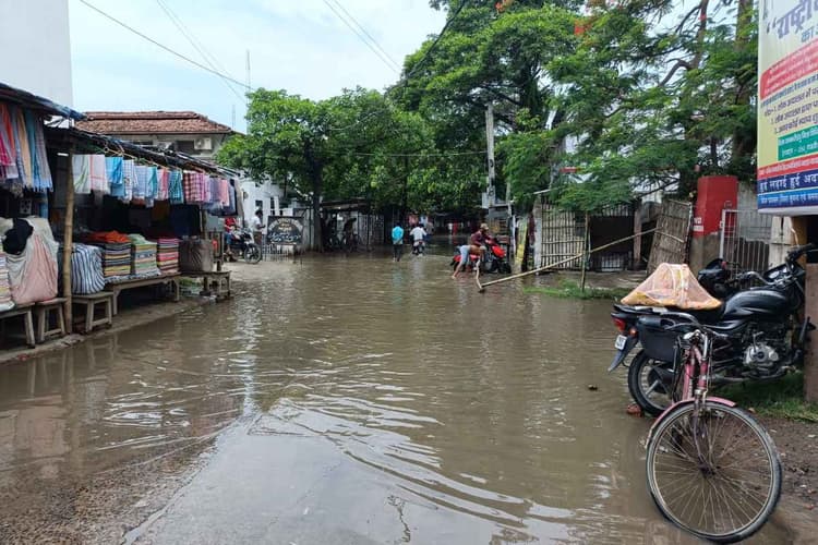 मधुबनी में आंधी-बारिश का कहर, घंटों गुल रही बिजली और सड़कों पर भरा पानी