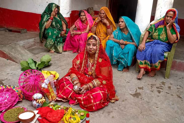 मधुबनी: सुहागिन महिलाओं ने वट वृक्ष की पूजा कर मांगी पति की लंबी उम्र, नवविवाहिताओं के लिए खास रहा दिन