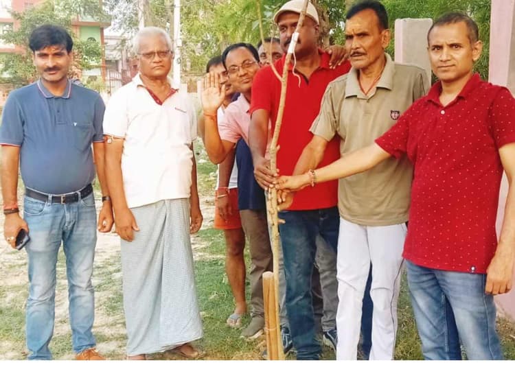 मधुबनी: पर्यावरण संरक्षण की अनोखी पहल, पुराने स्कूली दोस्तों ने मिलकर रोपे दर्जनों छायादार पौधे