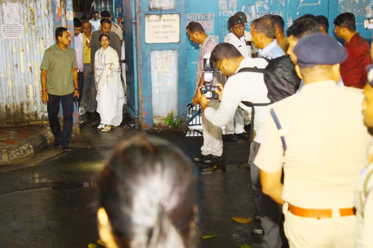 भवानीपुर में स्ट्रांग रूम में आधी रात तक डटी रहीं ममता बनर्जी, बोलीं- जनता का वोट लूटा तो खैर नहीं, सुरक्षा बल अलर्ट