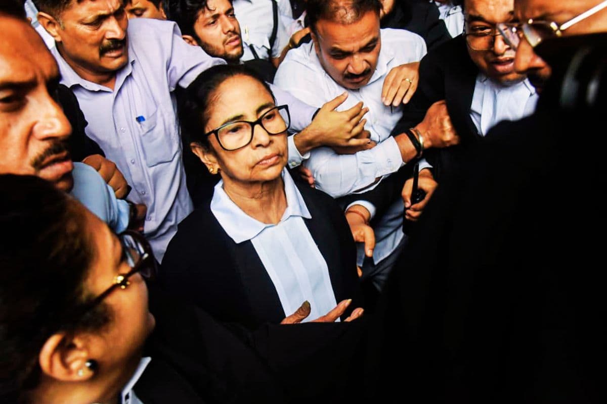 कलकत्ता हाईकोर्ट में जबर्दस्त हंगामा, ममता बनर्जी को देख वकीलों ने लगाये ‘चोर-चोर’ के नारे, मुश्किल से बाहर निकलीं दीदी