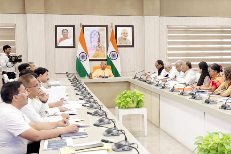 बोले सीएम योगी- आयुष्मान योजना गरीबों का सबसे बड़ा सहारा, क्लेम भुगतान समय से हो