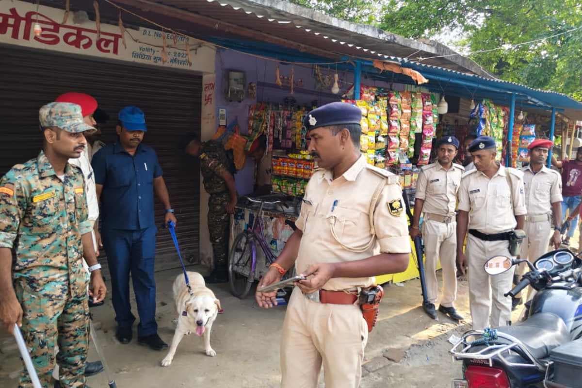 मोतिहारी : सूखा नशा के खिलाफ पुलिस की छापेमारी, डॉग स्क्वायड रही मौजूद