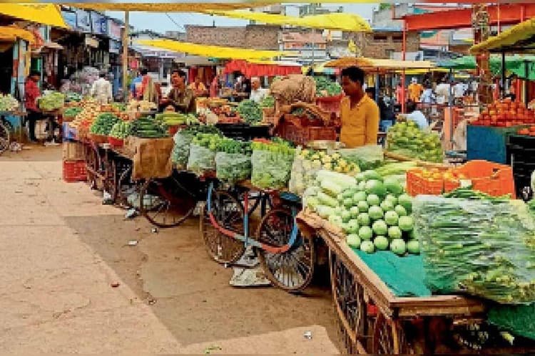 मोतिहारी : लग्न खत्म होते ही मधुबन मंडी में गिरे सब्जियों के दाम, खरीदारों की बढ़ी भीड़
