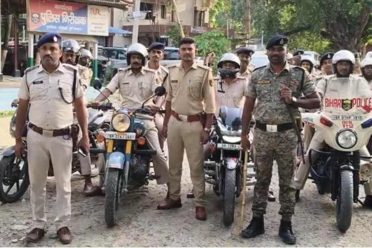 मोतिहारी: बकरीद को लेकर पुलिस अलर्ट, नगर और छतौनी थाना क्षेत्र में निकला फ्लैग मार्च