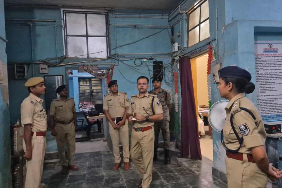 मोतिहारी: आधी रात को एक्शन में एसपी स्वर्ण प्रभात, तीन थानों में औचक निरीक्षण से हड़कंप