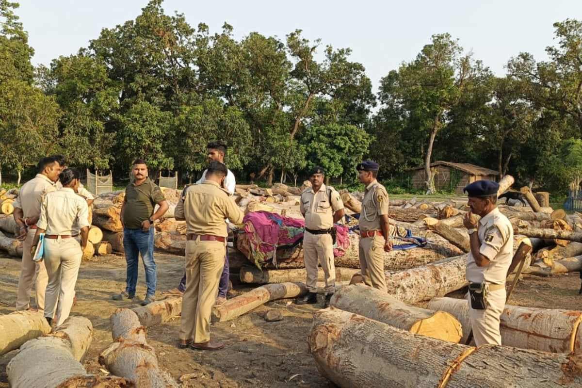 मोतिहारी: सुगौली में अवैध आरा मिल पर पुलिस की छापेमारी, कागजात नहीं मिलने पर किया सील