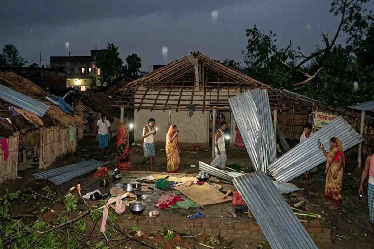 मोतिहारी: बंजरिया में आधी रात तूफान का कहर, घरों के उड़े छप्पर