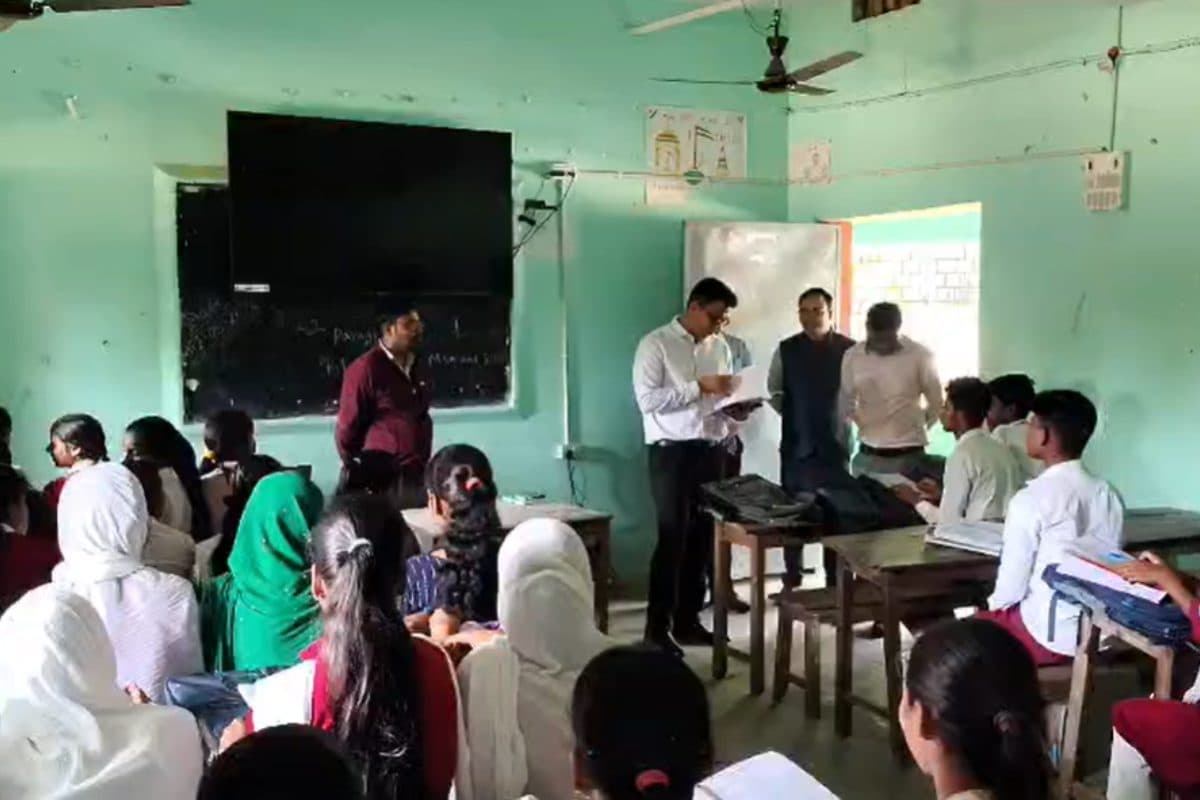 Motihari News dm saurabh jorwal taught students at lakhaura school inspection