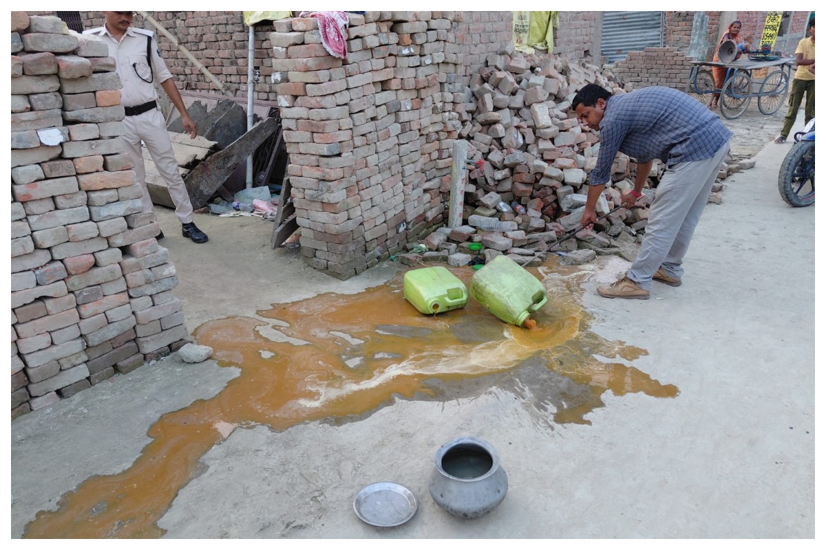 Motihari News: पुलिस ने चलाया सर्च ऑपरेशन, शराब बनाने के उपकरण किए नष्ट