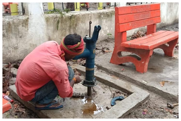 Motihari News: सुरक्षा के अभाव में बर्बाद हो रहा गांधी मैदान, चारदीवारी का लोहा काटकर ले जा रहे चोर