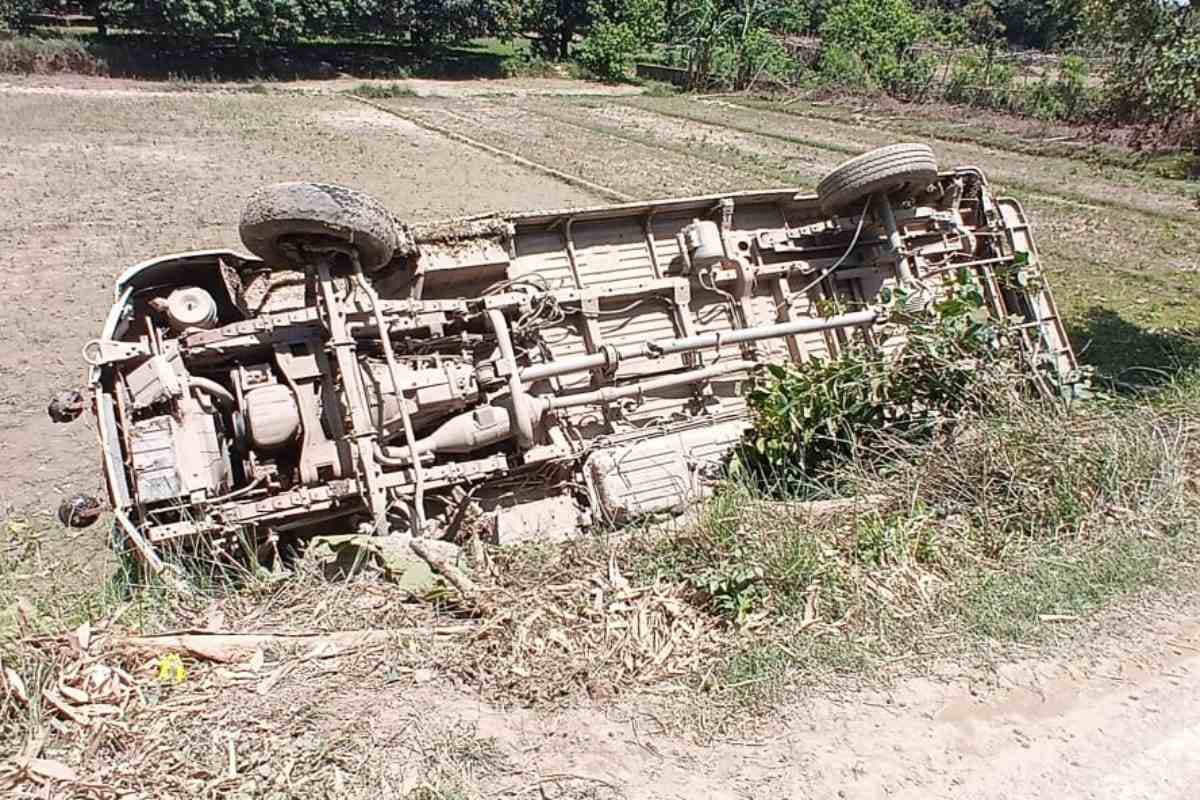 Motihari: मरीज लेने जा रही सरकारी एम्बुलेंस खेत में पलटी, चालक सहित दो घायल