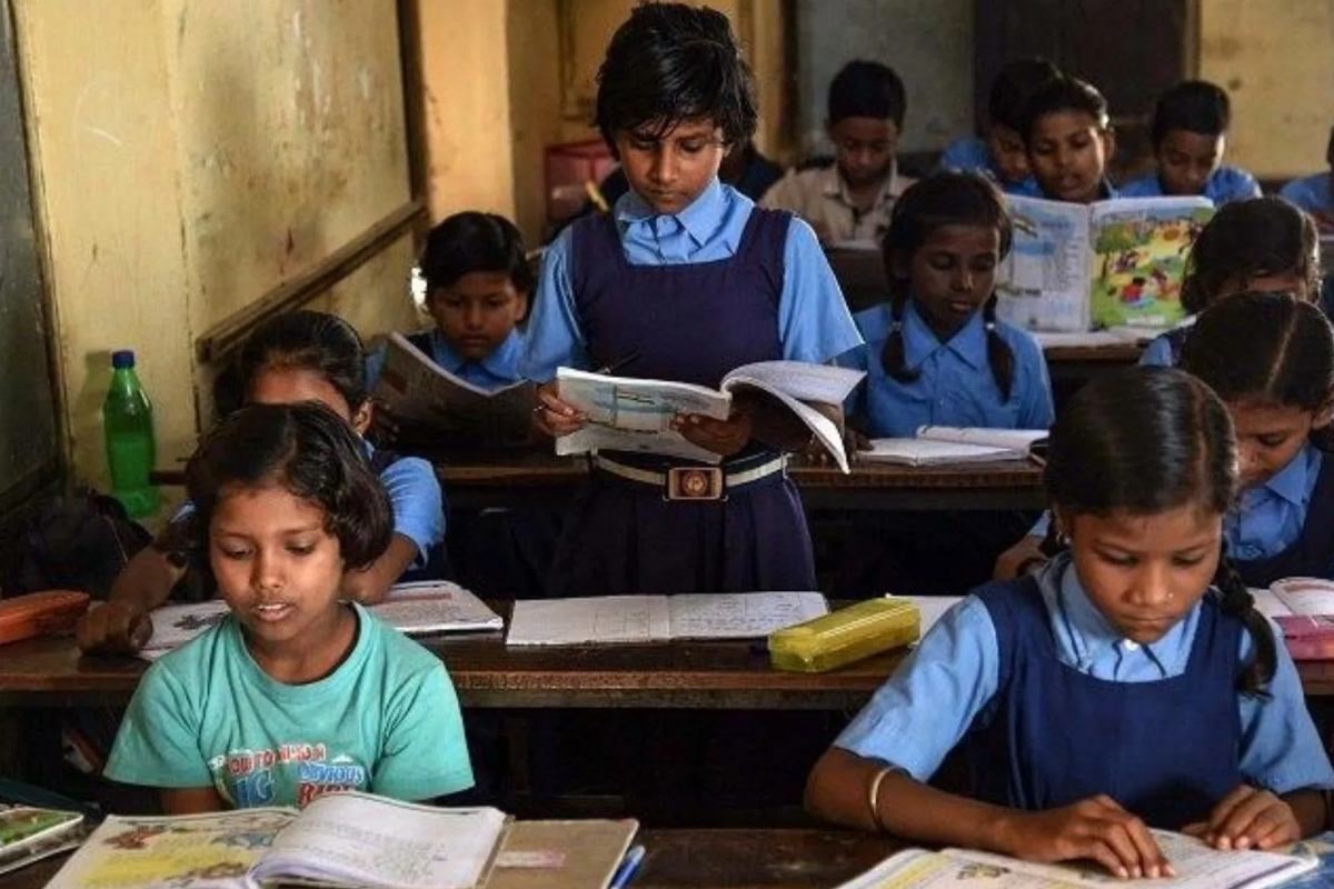 Motihari: सरकारी स्कूल में एडमिशन के नाम पर वसूली, ग्रामीणों में भारी आक्रोश