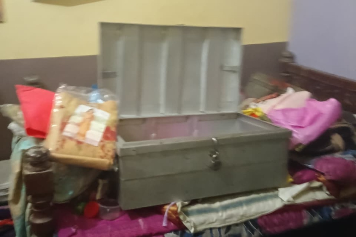 Motihari News : चोरों का तांडव, पूर्व मुखिया के घर का दरवाजा तोड़कर उड़ाए लाखों के जेवरात