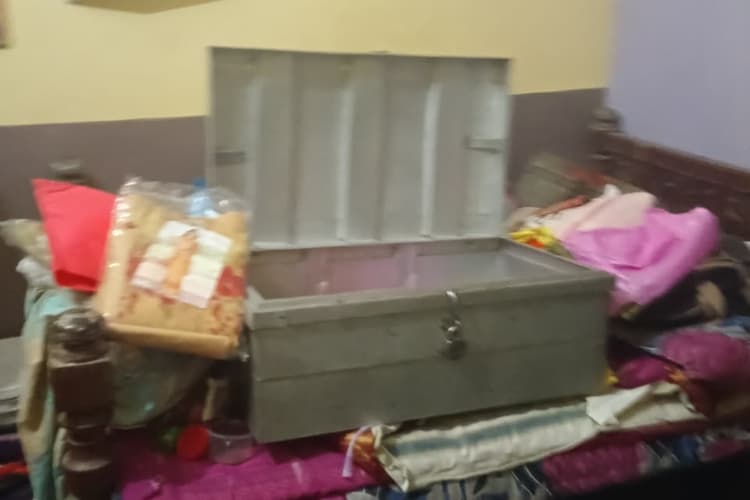 Motihari News : चोरों का तांडव, पूर्व मुखिया के घर का दरवाजा तोड़कर उड़ाए लाखों के जेवरात