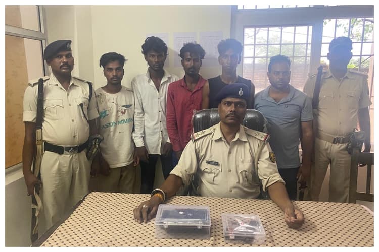 Motihari News: हथियार के बल पर मोबाइल छीनने वाले गैंग का अंत,अपराधी पहुंचे सलाखों के पीछे