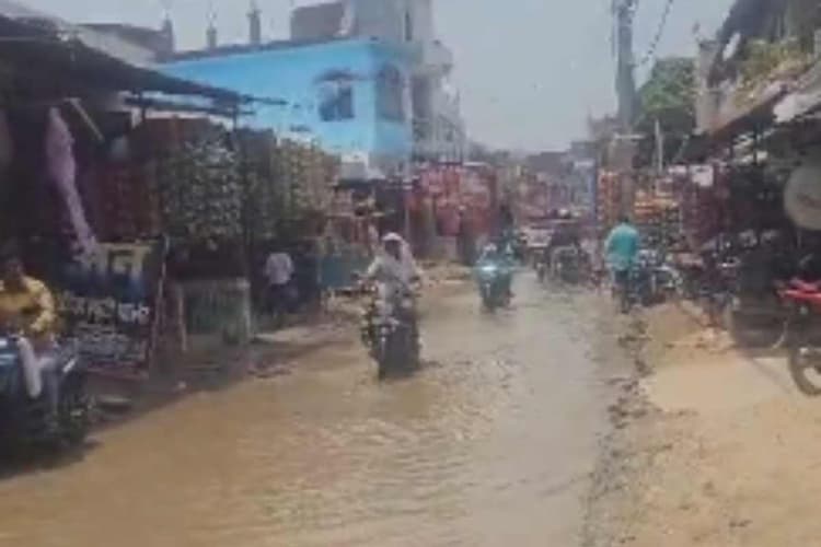 मोतिहारी: मलंग चौक से गांधीनगर चौक तक सड़क बनी तालाब, पैदल चलना भी हुआ दूभर