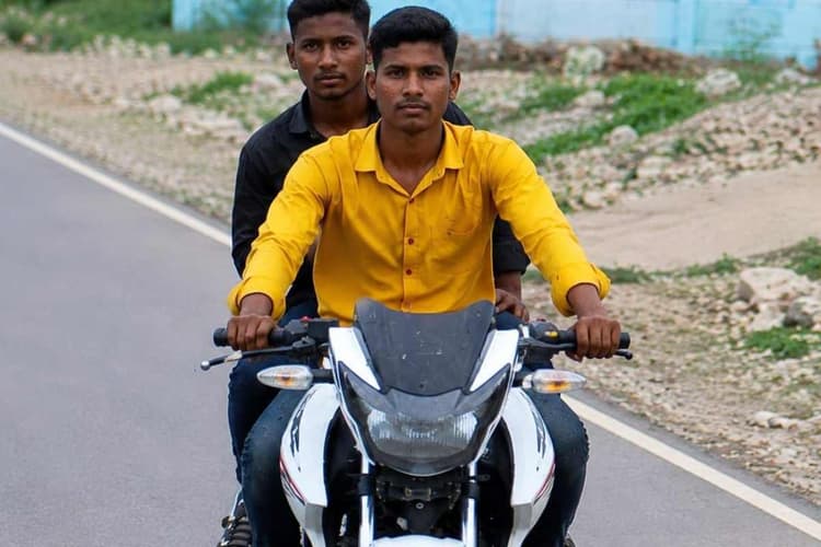 मोतिहारी: अपाचे सवार दो संदिग्ध बाइक चोरों की तलाश, पुलिस ने जारी की तस्वीरें