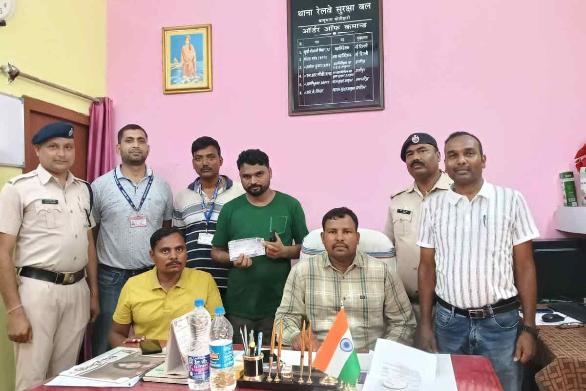 मोतिहारी: मेहसी स्टेशन पर टिकट धंधेबाज गिरफ्तार, रेलवे की बड़ी सफलता