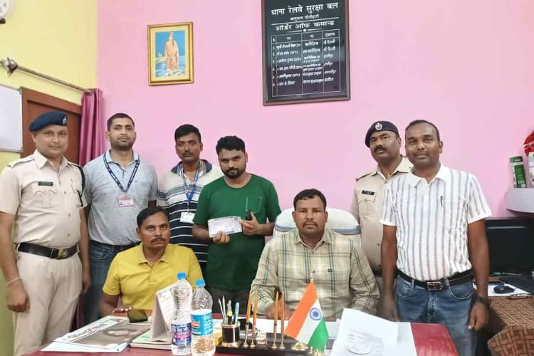 मोतिहारी: मेहसी स्टेशन पर टिकट धंधेबाज गिरफ्तार, रेलवे की बड़ी सफलता