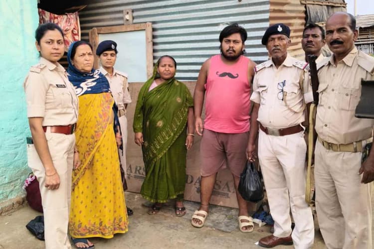 रक्सौल: घर से मादक पदार्थ बेच रहे मां-बेटे गिरफ्तार, पुलिस ने बरामद किया गांजा