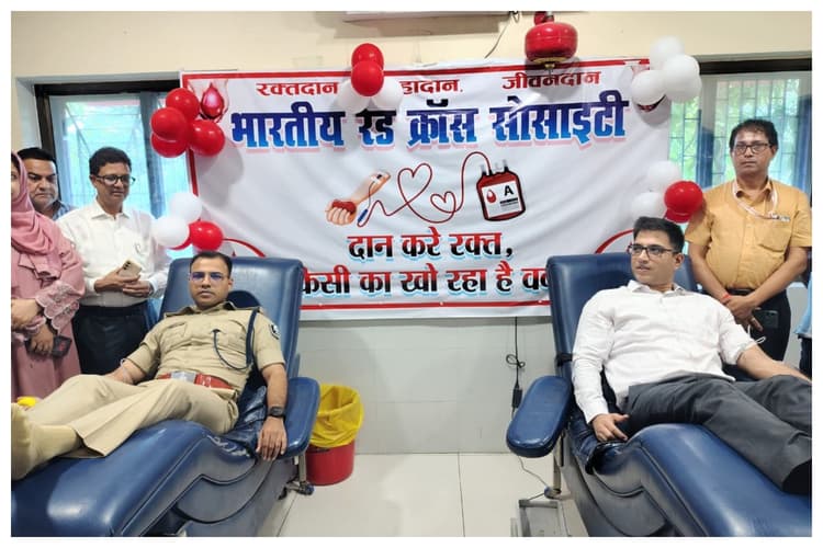 Motihari News: उमड़ा रक्तदाताओं का उत्साह, डीएम ने बताया रक्तदान को महादान