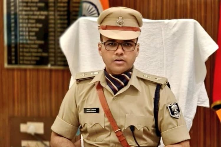 Motihari: आधी रात सड़क पर उतरे एसपी स्वर्ण प्रभात, बंजरिया में अलर्ट मोड में दिखी पुलिस