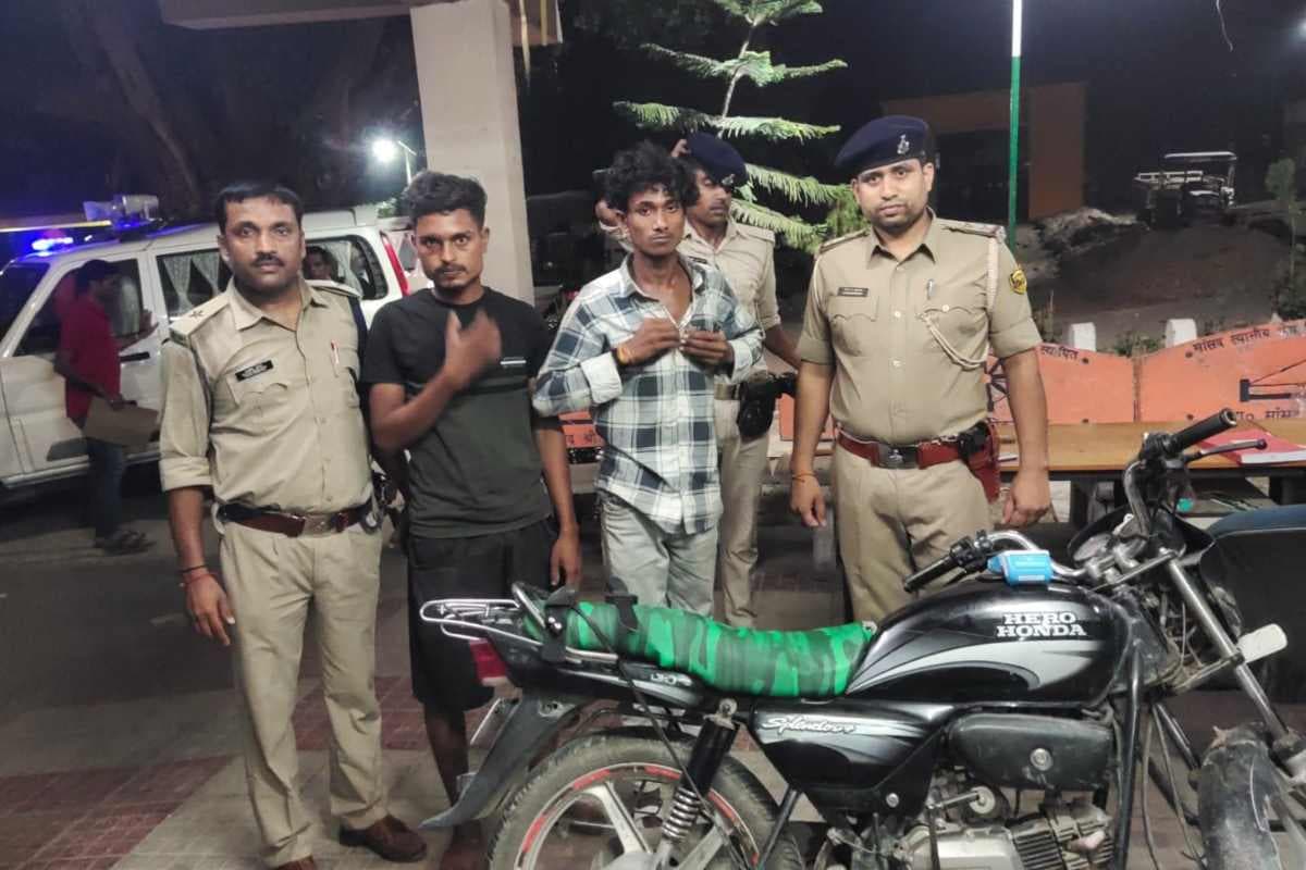 मोतिहारी: हाईटेक जांच से खुला राज, फर्जी नंबर प्लेट लगी चोरी की बाइक के साथ दो गिरफ्तार