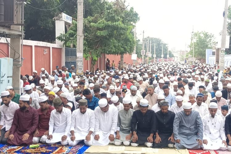 मुंगेर में बकरीद पर गूंजा अमन और भाईचारे का पैगाम, ईदगाह मैदान में उमड़ी हजारों नमाजियों की भीड़