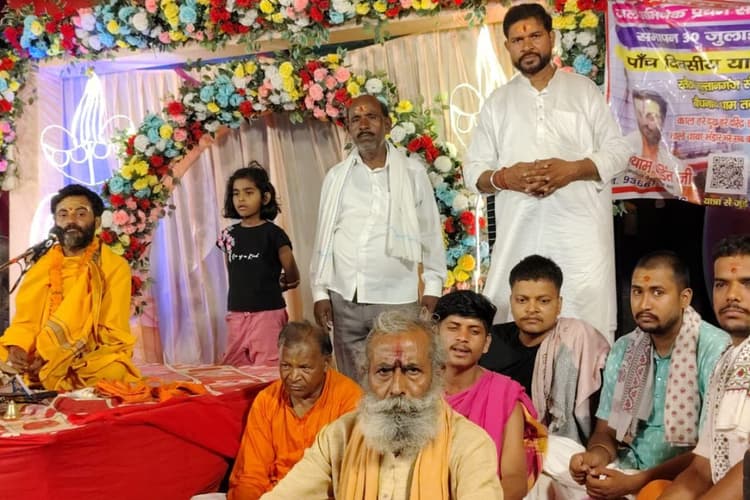 मुंगेर के रतैठा ढेंक टोला के महालक्ष्मी नारायण महायज्ञ में उमड़ा आस्था का सैलाब, मेले में देर रात तक जुट रही भीड़