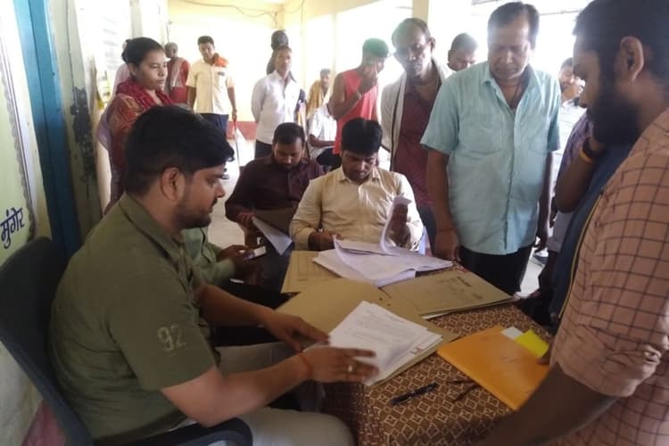 मुंगेर में जमीन विवाद सुलझाने के लिए उमड़ी लोगों की भीड़, जनता दरबार में आपसी सहमति से कई मामलों का हुआ निपटारा