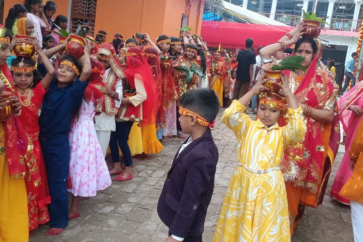 मुंगेर में रामधाम महावीर स्थान में गूंजा राम नाम, कलश यात्रा में उमड़ी महिलाओं की भारी भीड़