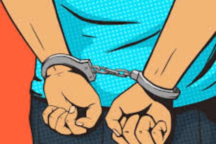मुजफ्फरपुर: आधी रात को घर में आग लगा रहा था शराबी, पत्नी की सूझबूझ से सलाखों के पीछे पहुंचा