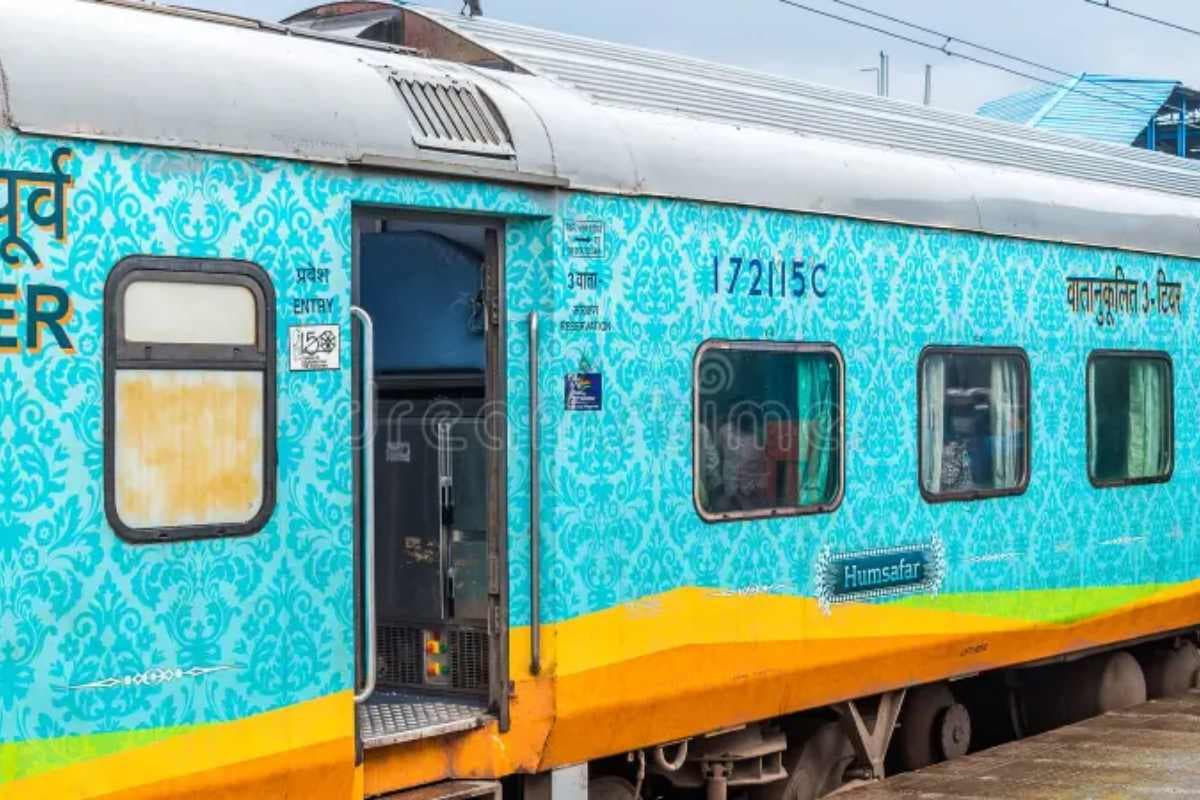 मुजफ्फरपुर: जंक्शन पर राजधानी एक्सप्रेस से 850 किलो विदेशी सुपारी जब्त, कस्टम विभाग को सौंपी