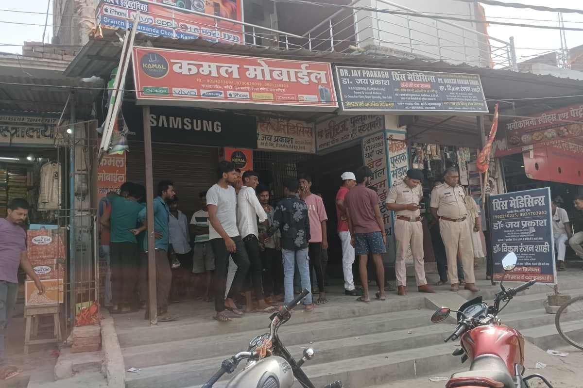 मुजफ्फरपुर: कांटी के नरसंडा चौक पर मोबाइल दुकान का ताला तोड़ लाखों की चोरी, जांच में जुटी पुलिस