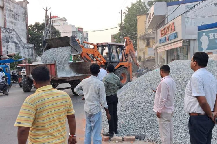 मुजफ्फरपुर: कलमबाग रोड पर सड़क घेरकर रखी गिट्टी-बालू जब्त, नगर निगम की बड़ी कार्रवाई