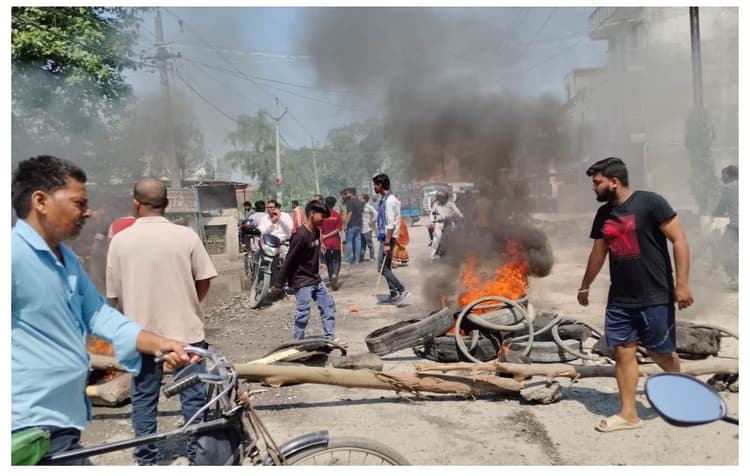 Muzaffarpur News: फूटा ग्रामीणों का गुस्सा: बेला मोड़ पर जर्जर सड़क को लेकर चक्का जाम, घंटों फंसा रहा पूसा मार्ग