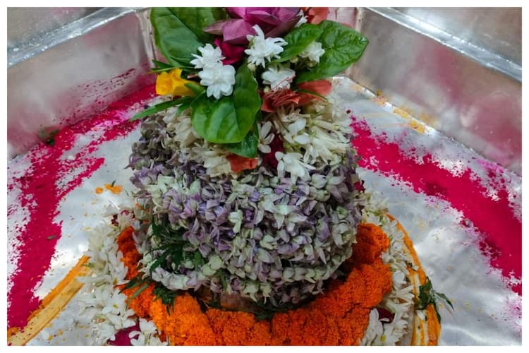 मंगला आरती के बाद बाबा गरीबनाथ का भव्य शृंगार, जलाभिषेक को उमड़े हजारों भक्त