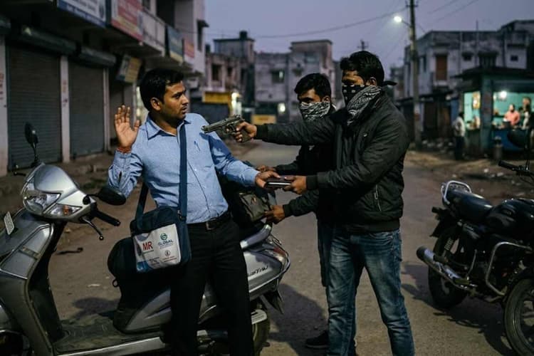 मुजफ्फरपुर: हथियार के बल पर दवा कंपनी के एमआर से लूट, सीसीटीवी में कैद हुई घटना