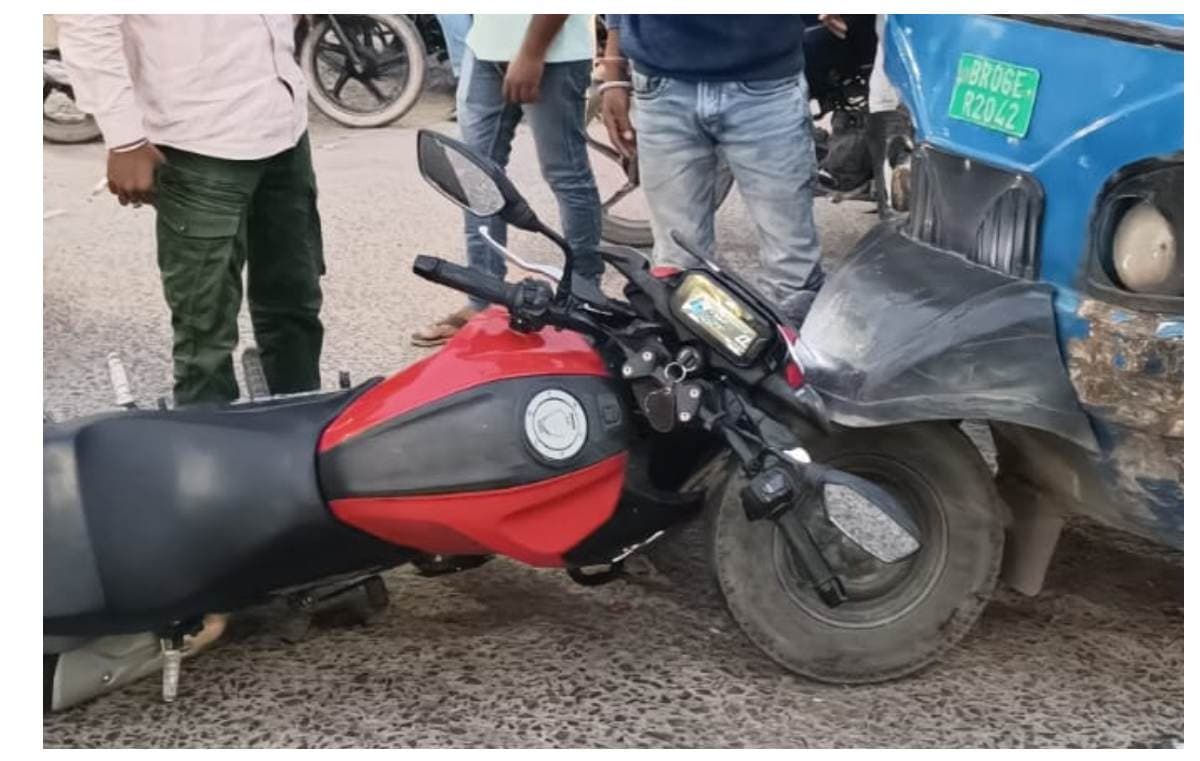 Muzaffarpur News:कलमबाग रोड में भीषण सड़क हादसा, ऑटो और बाइक की भिड़ंत में दो युवक लहूलुहान