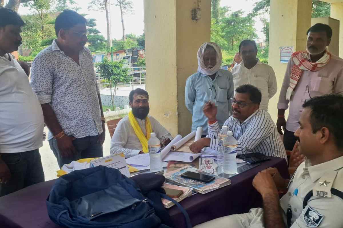 मुजफ्फरपुर: लंबित परिमार्जन मामलों पर कांटी सीओ सख्त, कर्मचारियों को तीन दिन की मोहलत