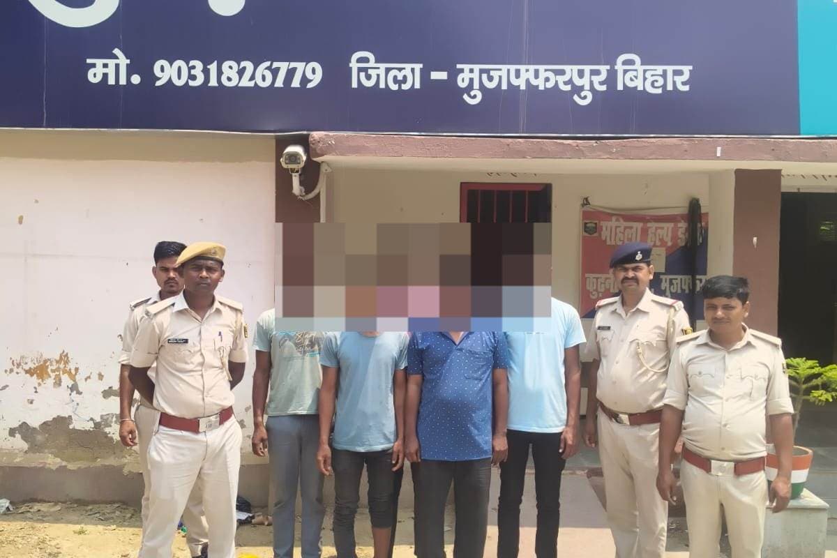 Muzaffarpur News: कुढ़नी में पशु तस्करों के खिलाफ बड़ी कार्रवाई, ट्रक में लदे 14 मवेशी बरामद, 5 गिरफ्तार